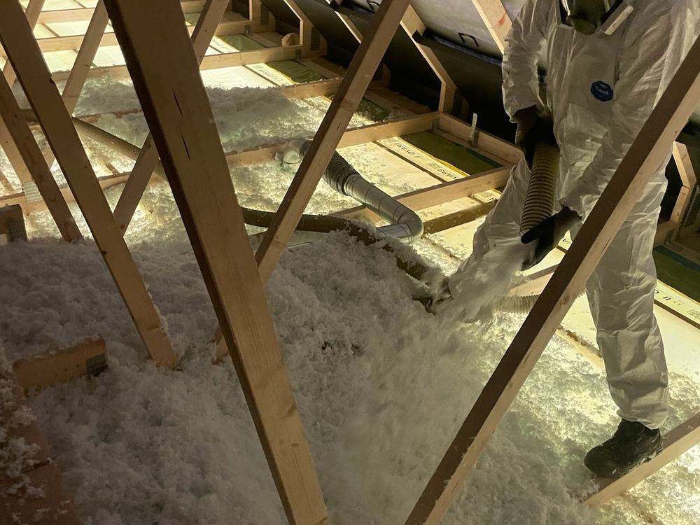 Tømrer fra Krog Byg ApS i arbejde i Nykøbing Falster